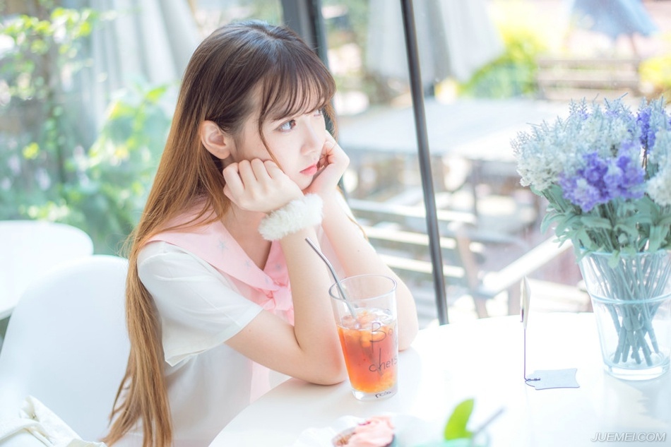 我来不及认真地年轻，待明白过来时，只能选择认真地老去。——三毛